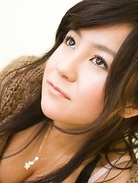 Natsuki Takahashi in short tight skirt shows hot cleavage